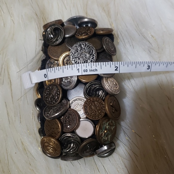 Handcrafted button bracelet - Picture 5 of 5